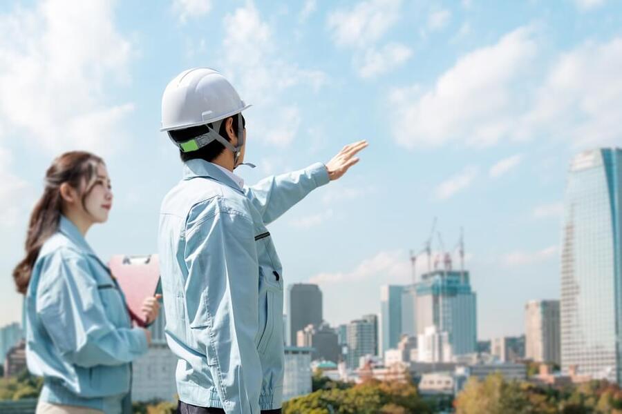 工事現場と男性